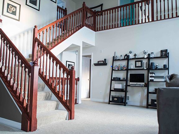 5th image of 374 Linden Cir