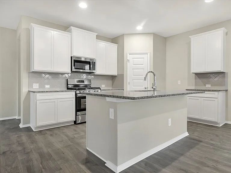 135 Lyndon Dr — Photo 6