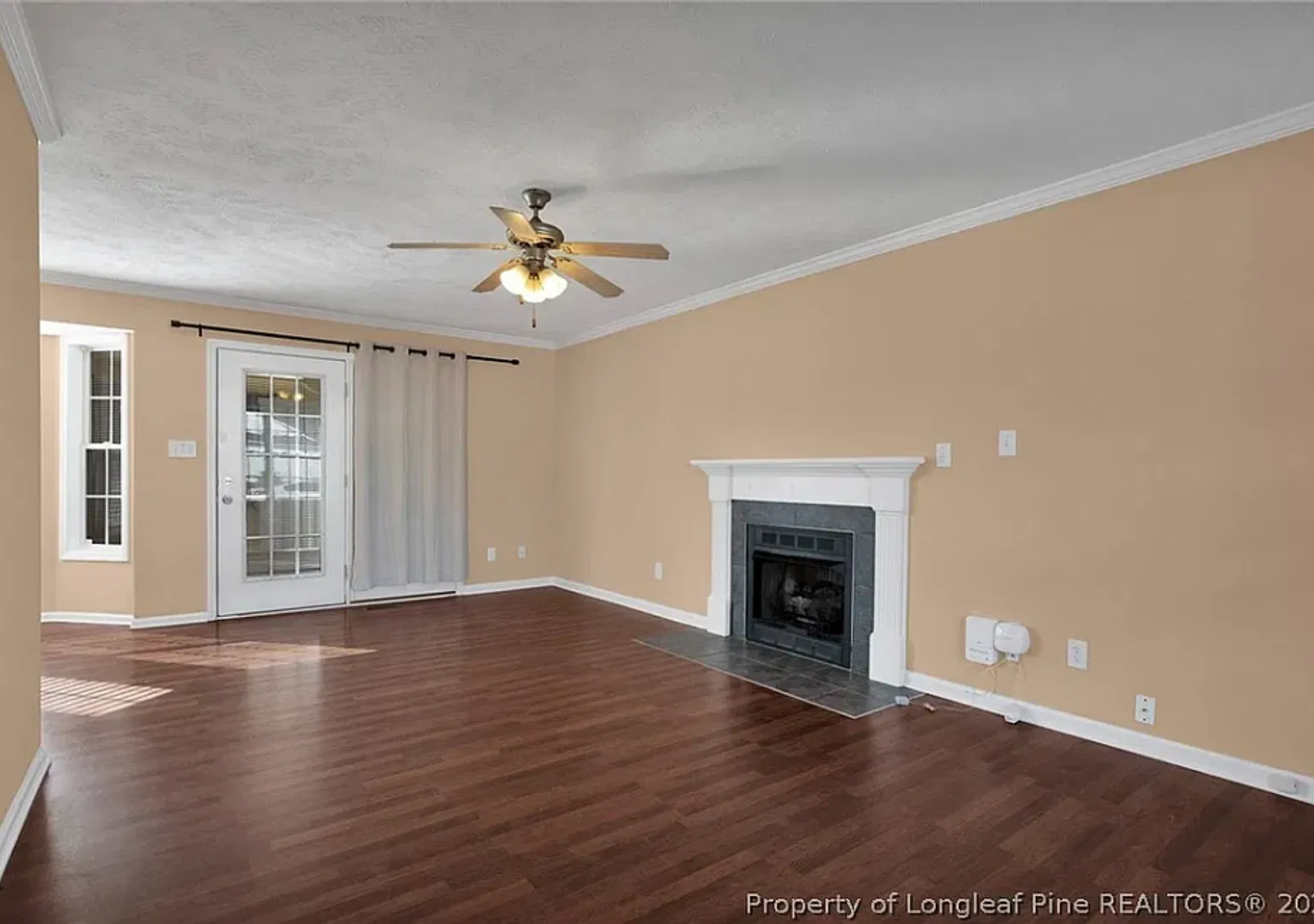 3 bedrooms, 2 full baths, 2 half bath Home! Work studio! Close to Fort Bragg and Shopping! — Photo 4