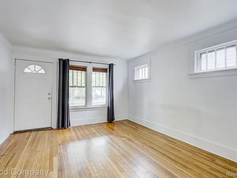 243 W Webster St — Photo 12