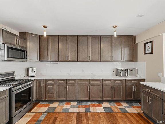 2nd image of 556 Lakes Road