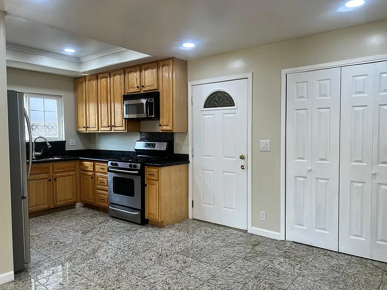 34833 Warwick Ct — Photo 11