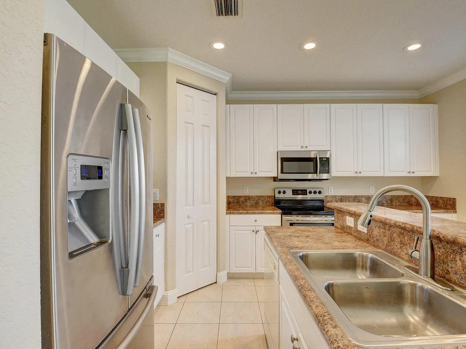 3 bed, 2.5 bath, 1748 sqft, $3,000 — Photo 3