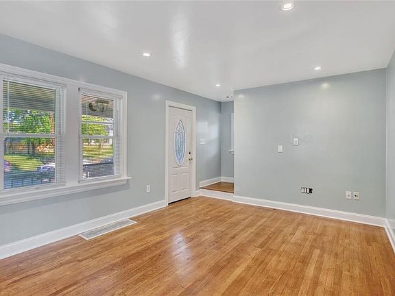 4th image of 513 Tompkins Ave