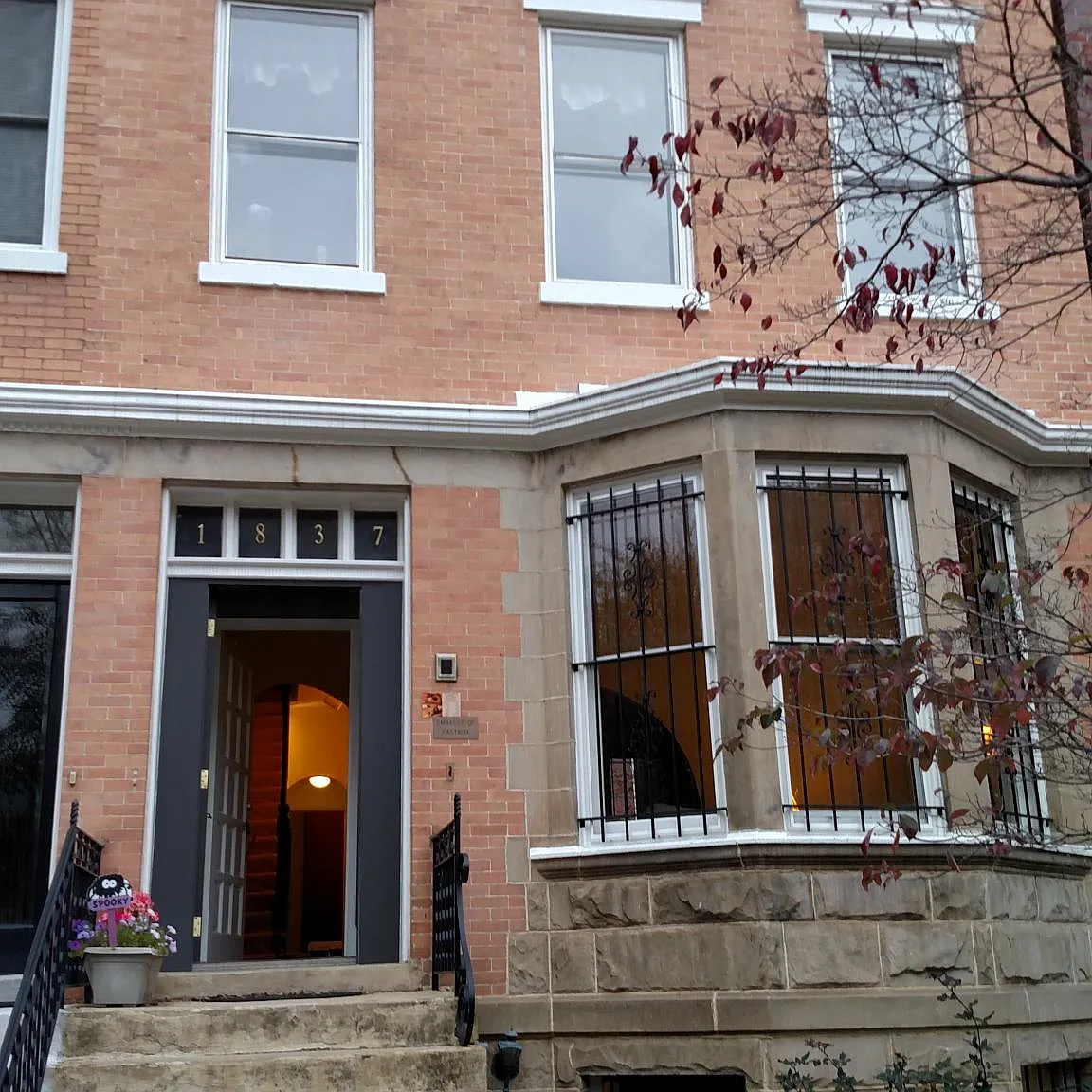 7 bed, 4.5 bath, 4700 sqft, $1,790 — Photo 1