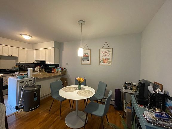 Cozy dinning area.