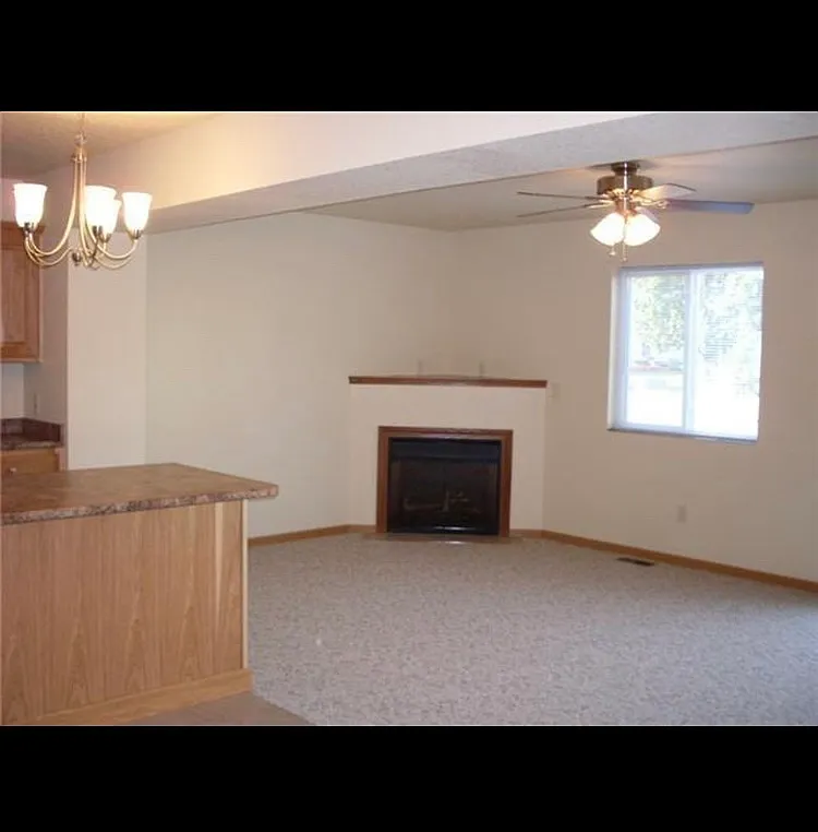 2 bed, 1600 sqft, $1,600 — Photo 4