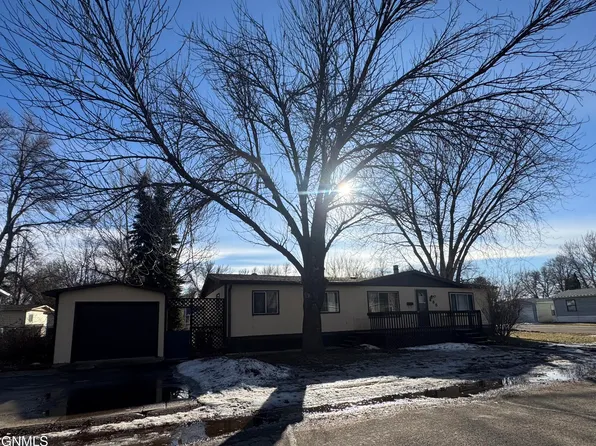 435 Piccadilly Cir, Bismarck, ND 58504