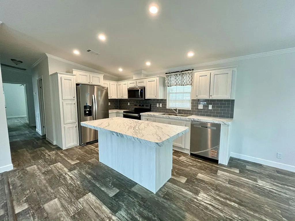 3 bed, 2.0 bath, 1198 sqft, $1,099 — Photo 2