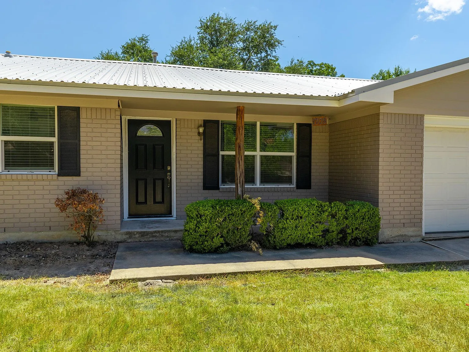 3 bed, 2.0 bath, 1458 sqft, $2,000 — Photo 2