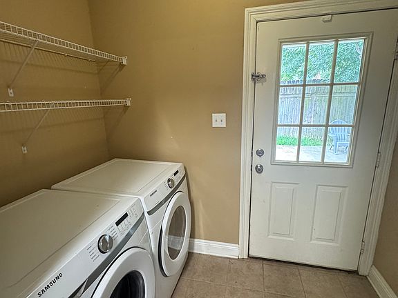 4th image of 5204 Arlington Ln