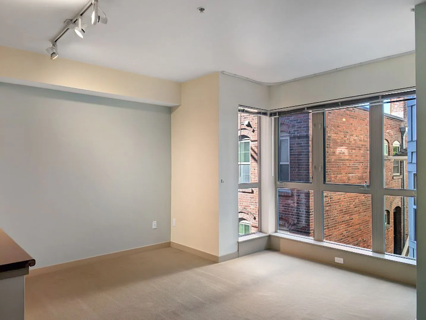 Spacious Condo in Prime Location of Capitol Hill — Photo 3