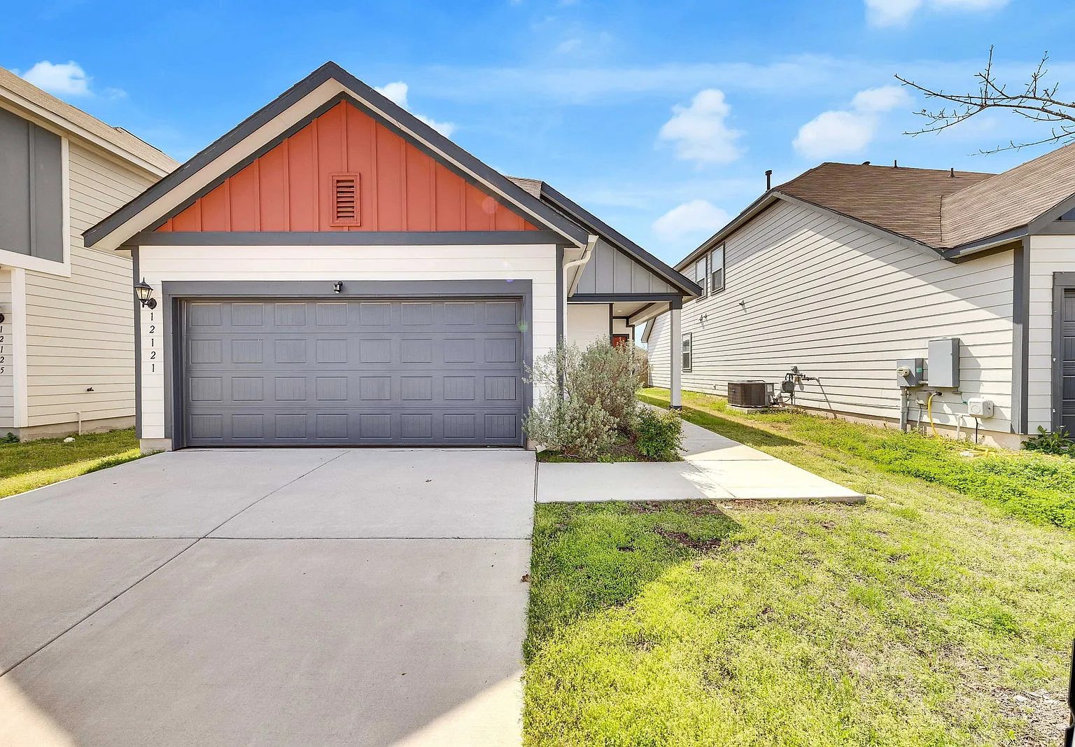 3 bed, 2.0 bath, 1354 sqft, $2,000 — Photo 2