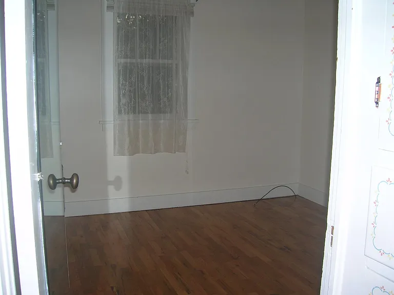 1028 Bross St — Photo 9