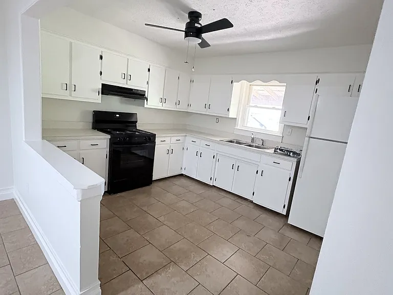 340 S Main St #5 — Photo 2