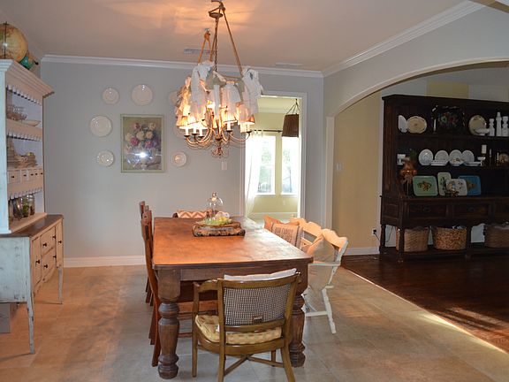 4th image of 22 Brookhollow Cir