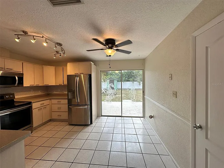 390 Kenova St — Photo 5