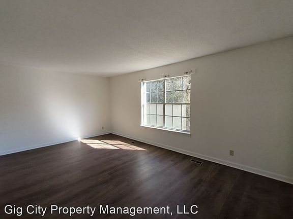 4th image of 4019 Sanders Dr