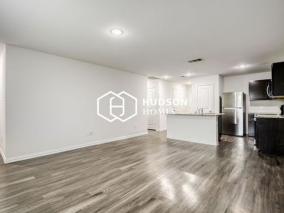 4th image of 2829 Oakdale St