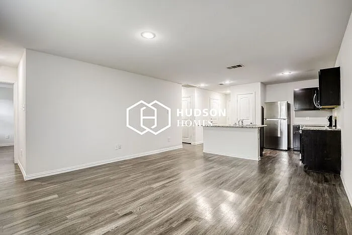 2829 Oakdale St — Photo 4