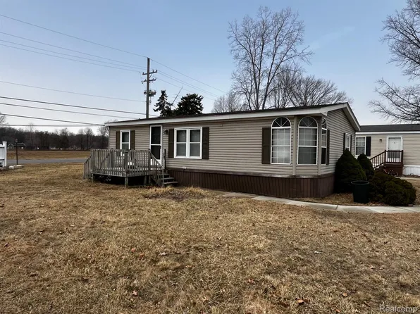 7001 Brides Bay Ct, Fair Haven, MI 48023