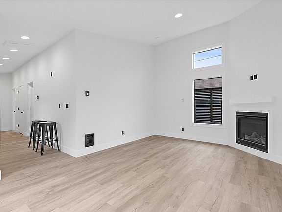 5th image of 313 SE Oar Ave