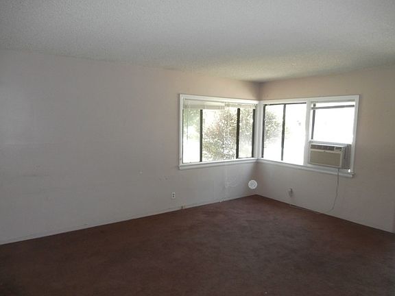 3rd image of 12656 Oxnard St