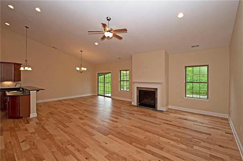 3 bed, 1400 sqft, $2,400 — Photo 4