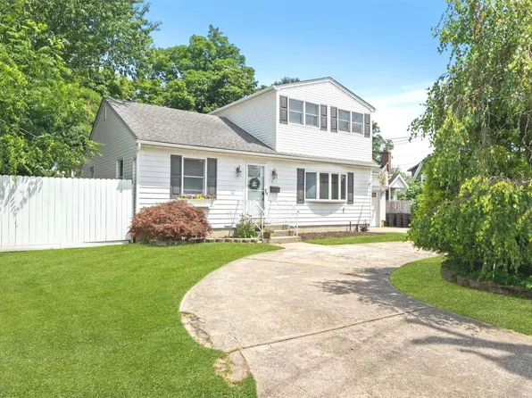 121 Commack Road, Islip, NY 11751