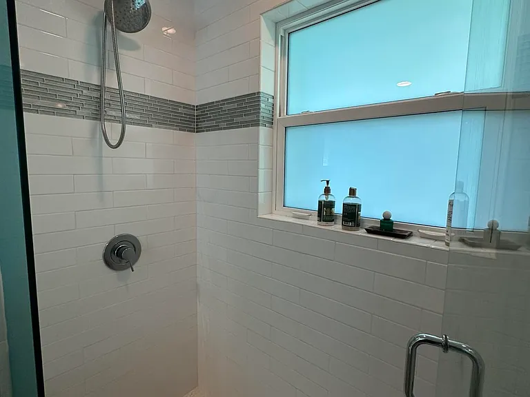 2415 Laurel Ln — Photo 12