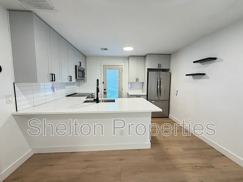 Building Photo - 614 N 10th Ave #D