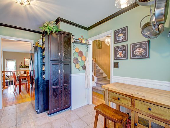 Kitchen w/Pantry
