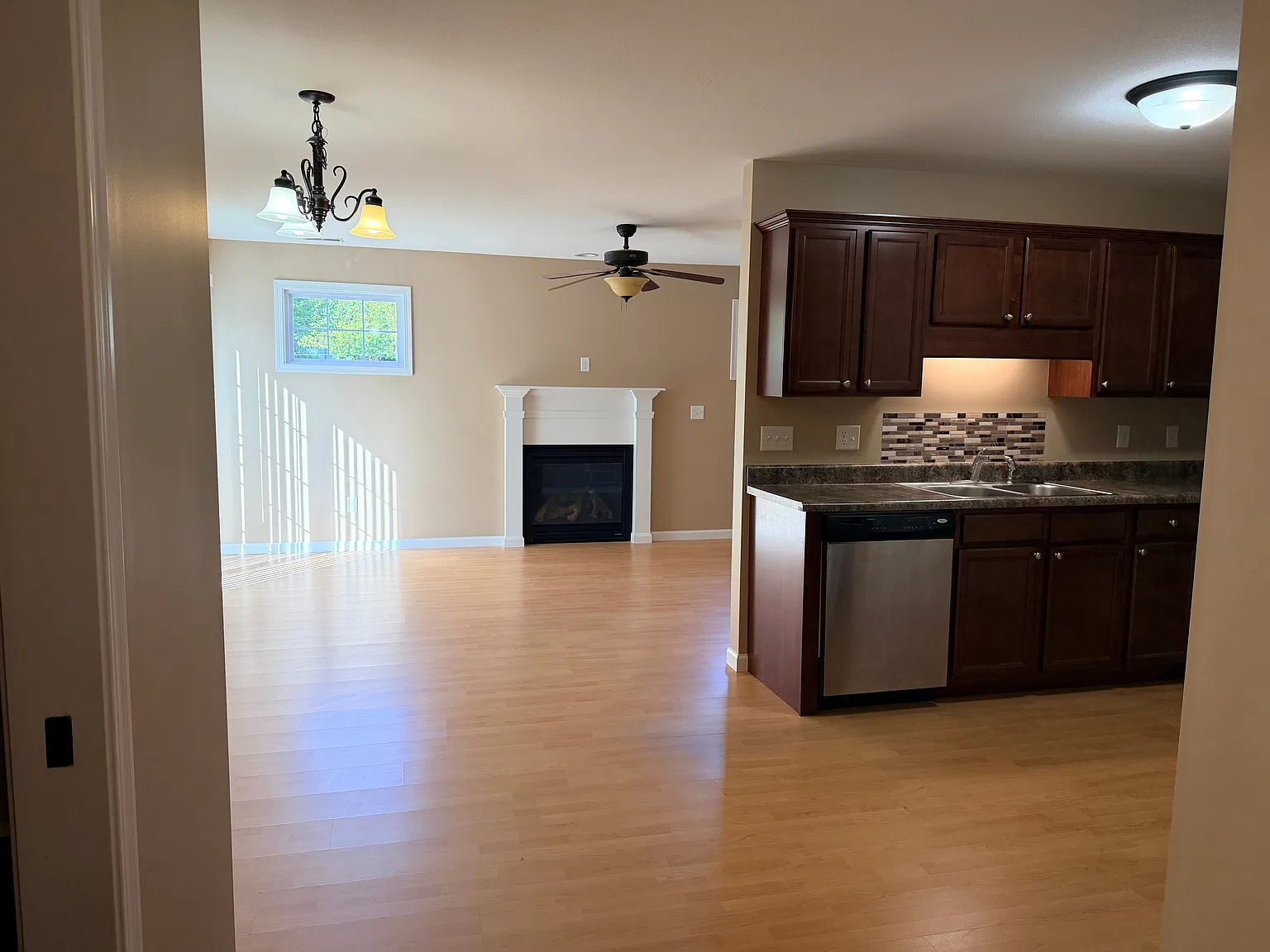 3 bed, 2.5 bath, 1525 sqft, $1,800 — Photo 3