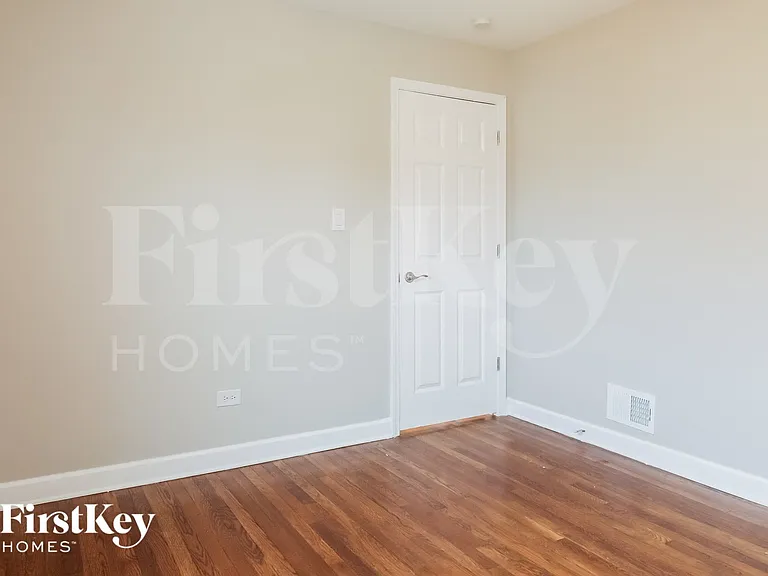 8025 S Kolin Ave — Photo 8