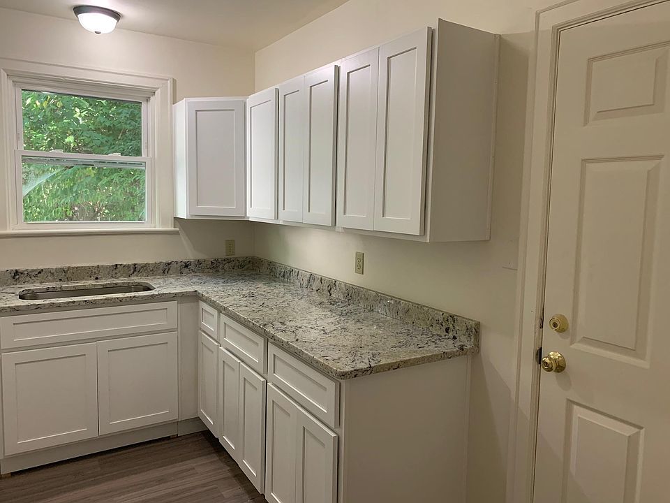 1st image of 204 Westwood Ct