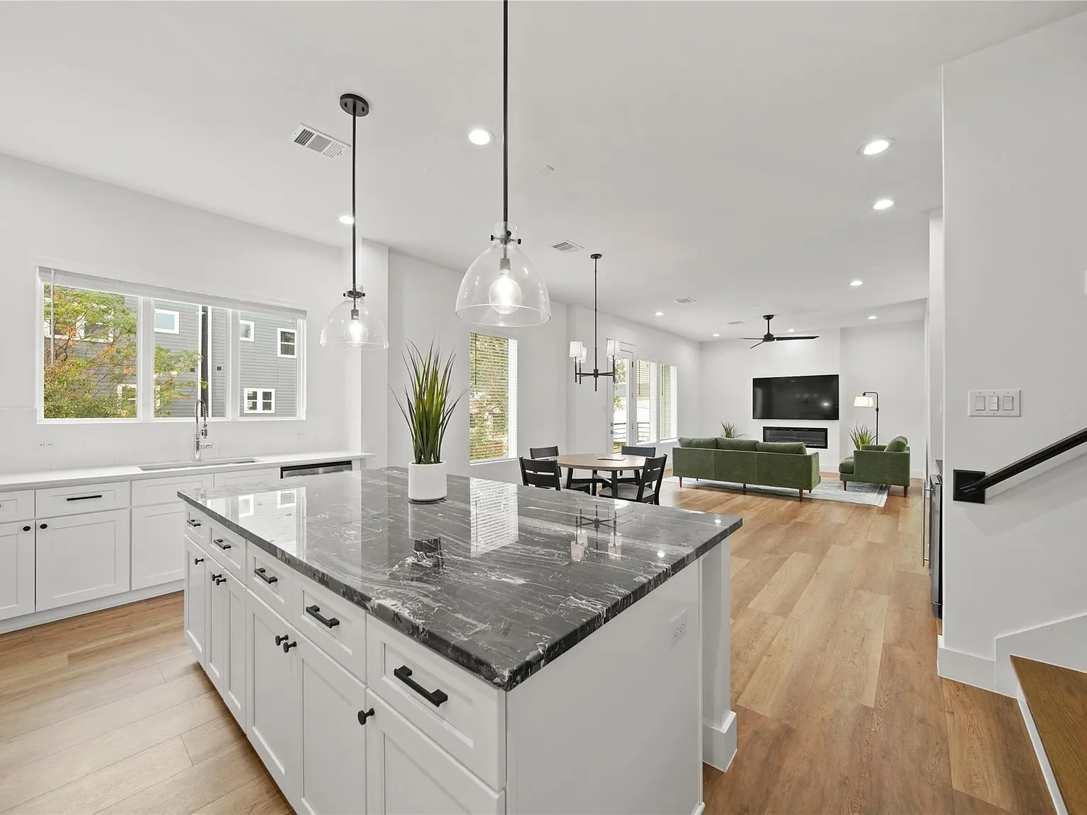 3 bed, 3.5 bath, 2425 sqft, $3,750 — Photo 4