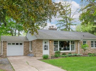 215 Leanore Ln, Brookfield, WI 53005