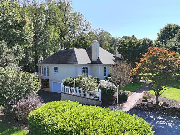 3rd image of 4016 Bridgewood Dr