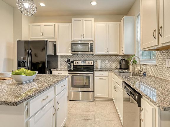 3rd image of 5564 Pleasantview Ct