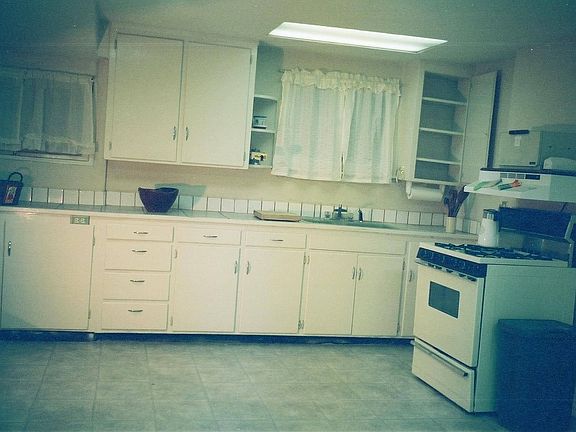 LARGE kitchen with lots of cabs.