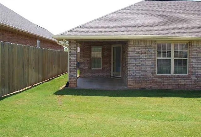 3706 NE Fieldcrest Dr — Photo 2