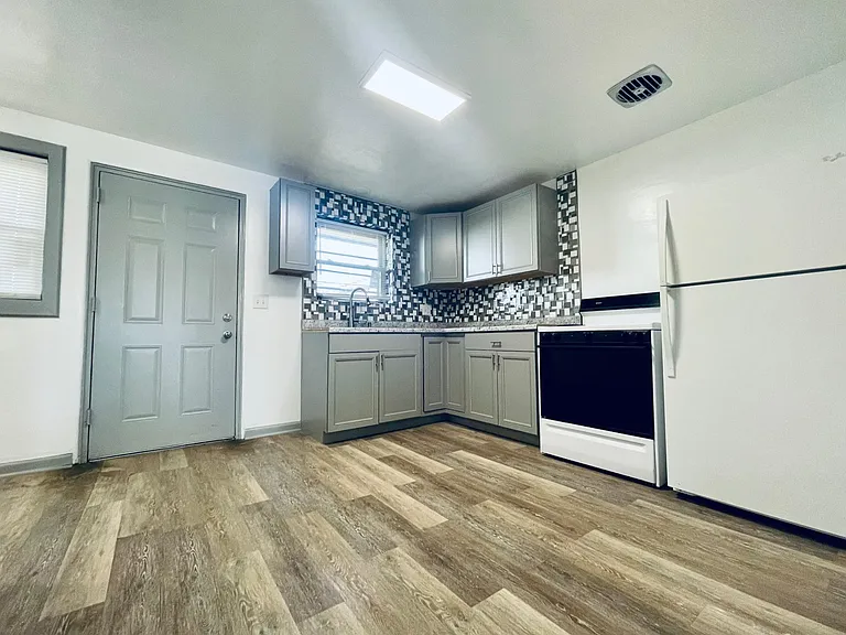 807 Burwood Ave — Photo 12