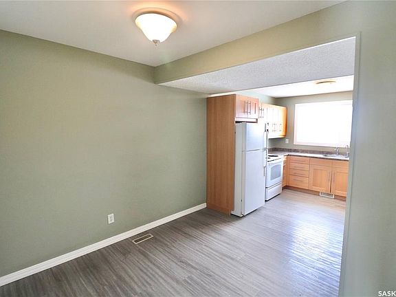 2nd image of 35 Mackenzie WAY