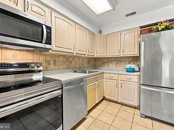 3rd image of 909 Bromley Est