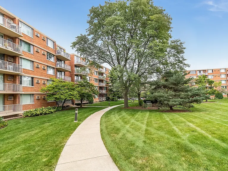 2201 S Stewart Ave #4H — Photo 8