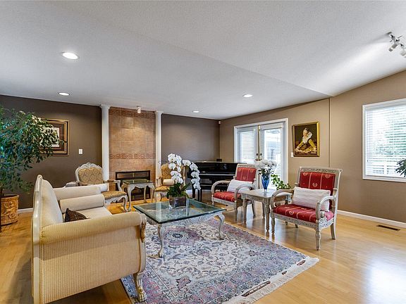 4th image of 936 Caithness Cres