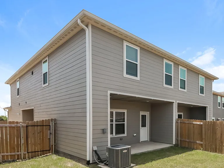 220 Marsh Ln — Photo 17