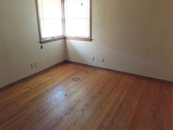 4th image of 2304 Benderwirt Ave