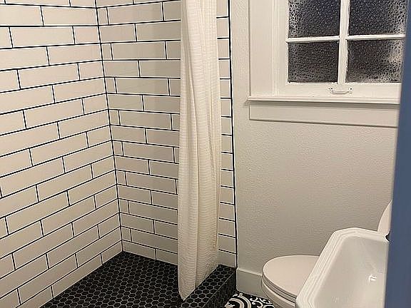 3rd image of 2626 Morrow Ave