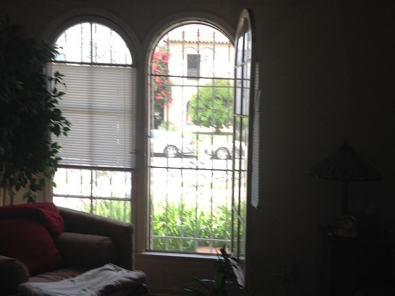 4th image of 824 S Curson Ave